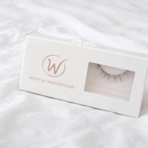Nya Bywonderlash limiterade ”That Girl” fransar - Säljer 2st helt nya och oanvända Bywonderlash fransar i den limiterade modellen ”That Girl”. En stilren och trendig frans som ger ett fräscht, lyxigt och naturligt lyft, perfekt för den ikoniska that girl-looken. Perfekt för dig som vill ha exklusiva fransar som lyfter hela looken med minimal ansträngning. Köptes för nypris 300kr! FÖRST TILL KVARN!