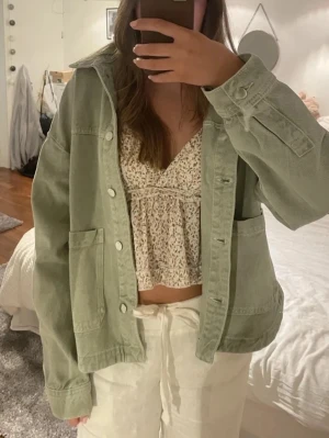 Grön jeans jacka  - Denna jacka är som ny, perfekt för höst, vår och sommar. Köp på Zara🥰