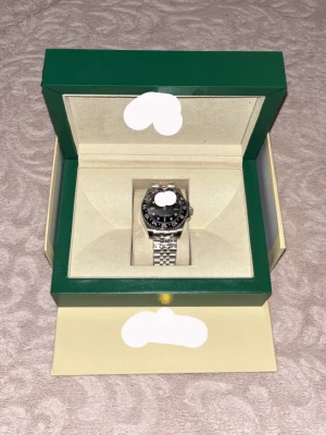 Vanlig Klocka Med Box  - Klocka Med box, kvitto finns på klockan och orginal påsen med. 