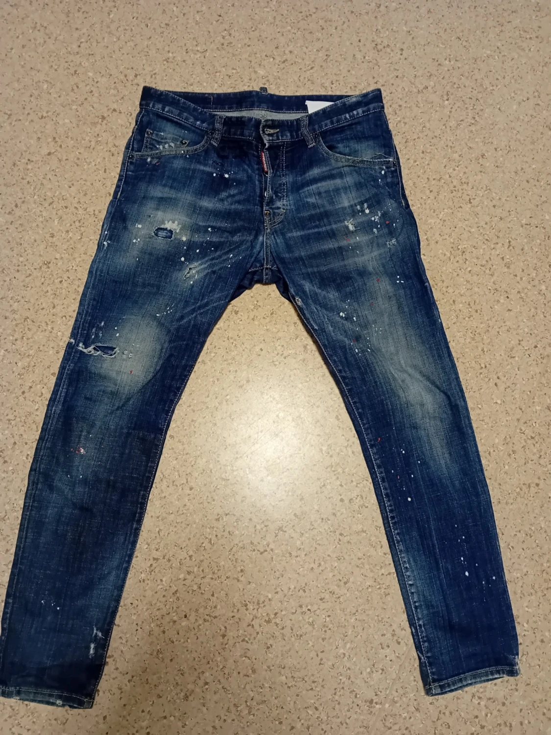 Dsquared2 jeans med röda och vita färg stänk.
