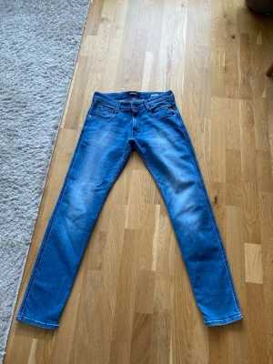 Replay jeans - Snygga replay jeans, endast använda ett fåtal gånger. Slim fit, storlek 30/32. Nypris 1499kr.