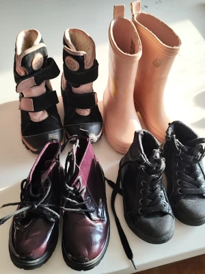 Svarta och rosa vinterstövlar för barn - Säljer ett par svarta och rosa vinterstövlar från Viking med kardborreband och varm fodring. Stövlarna har en robust sula och är perfekta för kalla dagar. Materialet är en mix av syntet och mocka för extra hållbarhet och komfort.   Du är varmt välkommen att kika på mina andra annonser.