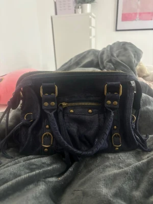 City bag liknande - Från Italien- står att de är äkta skinn men vet inte 💕jätte fin mörkblå väska - finns långt band till Kan gå ner i pris vid snabb affären 