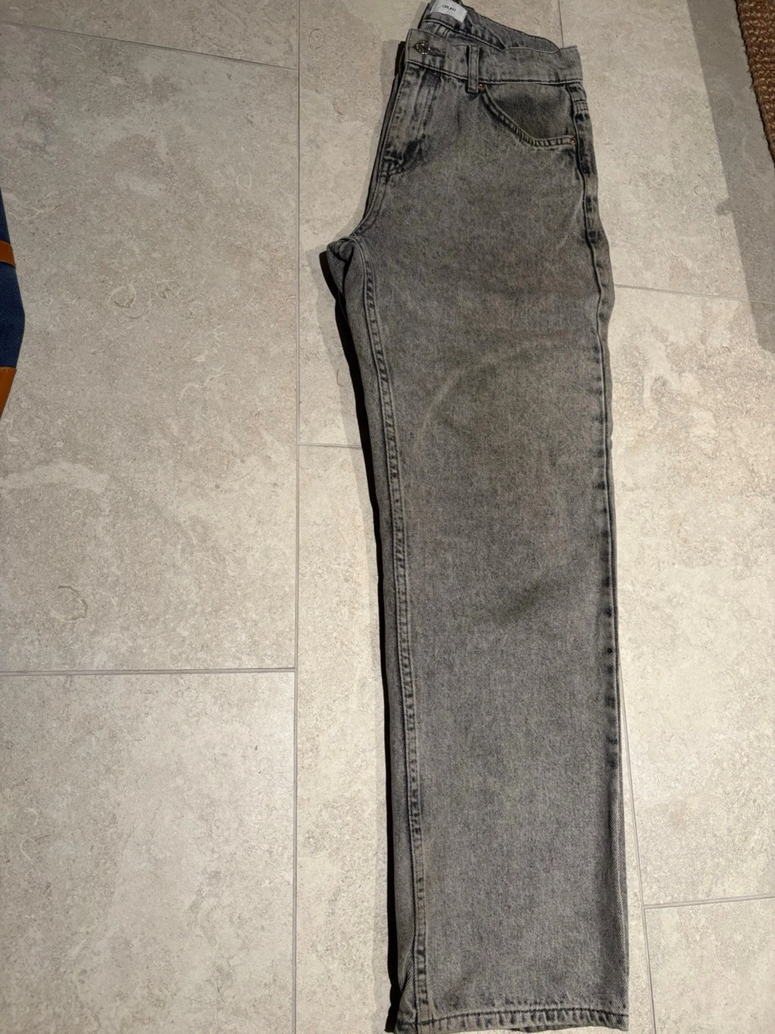 Grå jeans från Grunt med rak passform