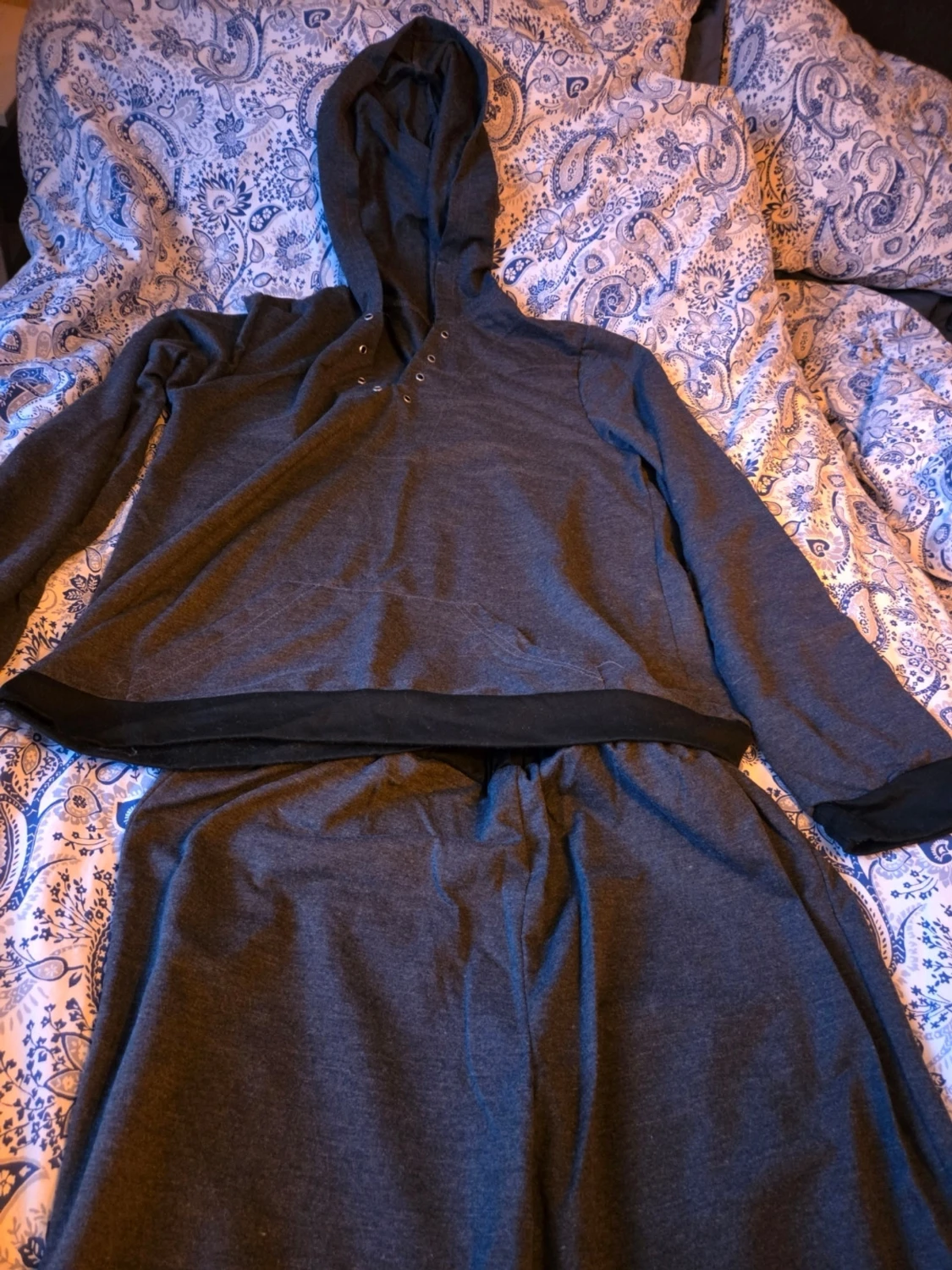 Mörkgrått loungewear-set med huva