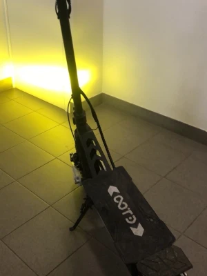 El scooter 60 kmh - Säljer min el scooter kör i 60 kmh, den kan köra 50 km innan man behöver ladda igen, laddnings tid är 3-4h, man får med laddare och nyckel