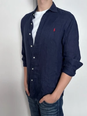 Ralph Lauren Linne Skjorta - Följare får 100kr rabbat på originalpriset! Linne skjortan från Ralph Lauren är i storlek M. Den är i ny skick och  supersnygg. Nypris ca 1600kr! Glöm inte att följa🌊🍾