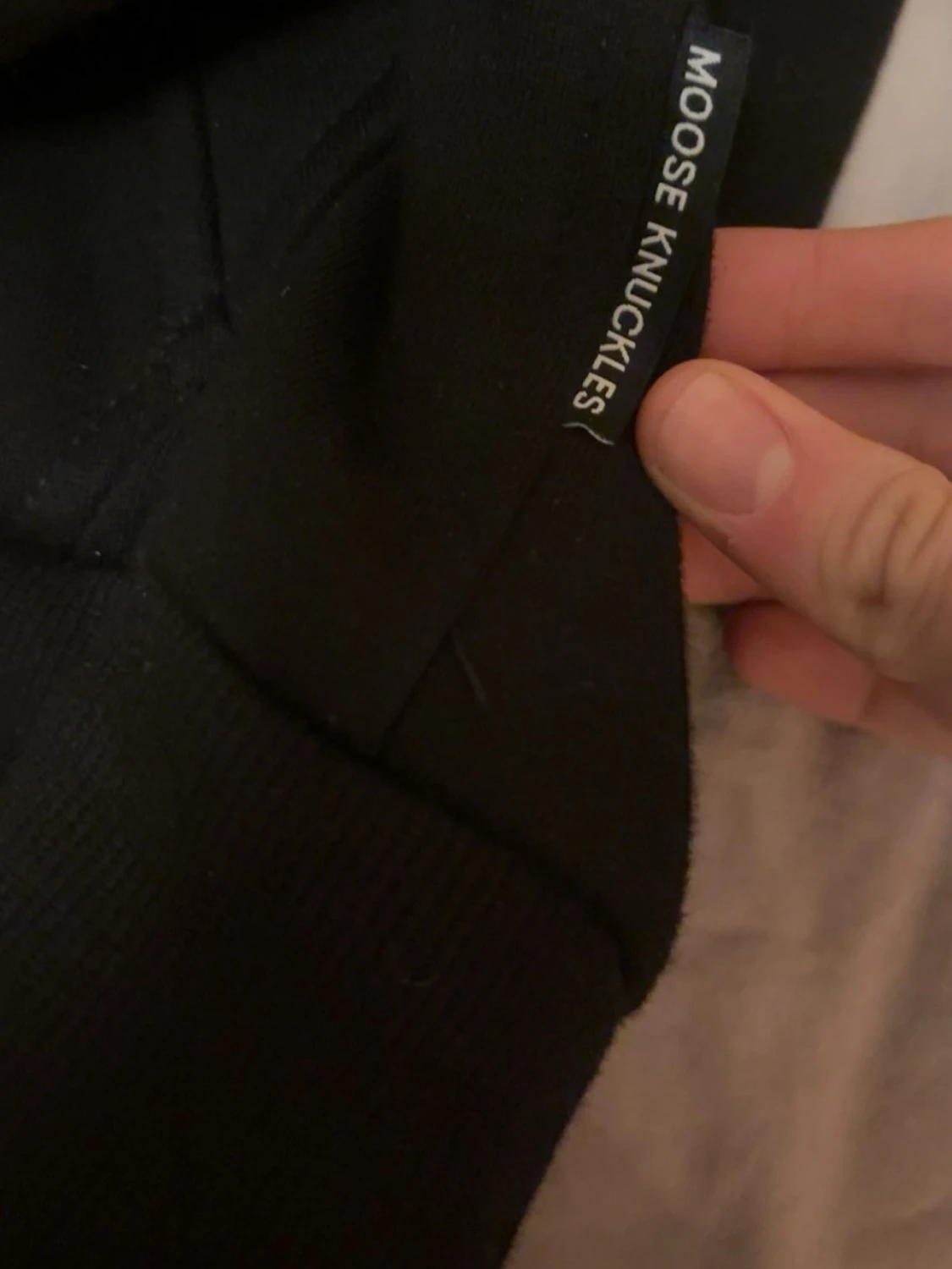 Svart vindjacka med vit huva - 2