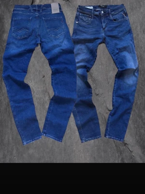 Replay jeans - Blåtvättade replay jeans i storlek 30/32, mycket bra skick. klassisk slim fit passform med snygg tvätt som ger liv åt outfiten. Mått finns i sista bilden!