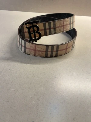 Burberry bälte  - Burberry bälte some i ganska bra skick storleken e 110cm skicka in gärna prisförslag 