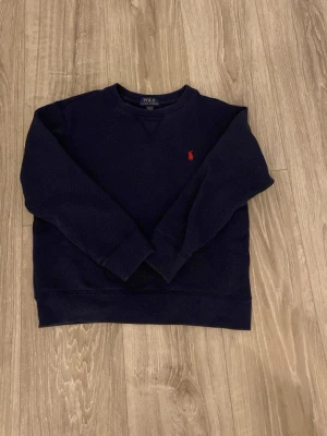 Mörkblå sweatshirt från Polo Ralph Lauren - Blå sweatshirt från ralph lauren. Nästa aldrig använt tröjan. Storlek M i tröjan (barnstorlek) Tveka inte på att höra av dig!