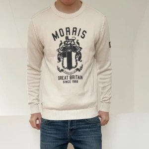 Morris tröja vit - Säljer en sjukt fet tröja från Morris i färgen vit. Tröjan är i bra skick då den har tagits väl hand om och är i M och sitter även som M. Hör gärna av er vid frågor elr funderingar!!