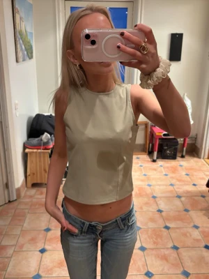 Grön topp hm  - Supersöt grön topp från hm, så snygg! Strl S men passar även mig som brukar ha xs 