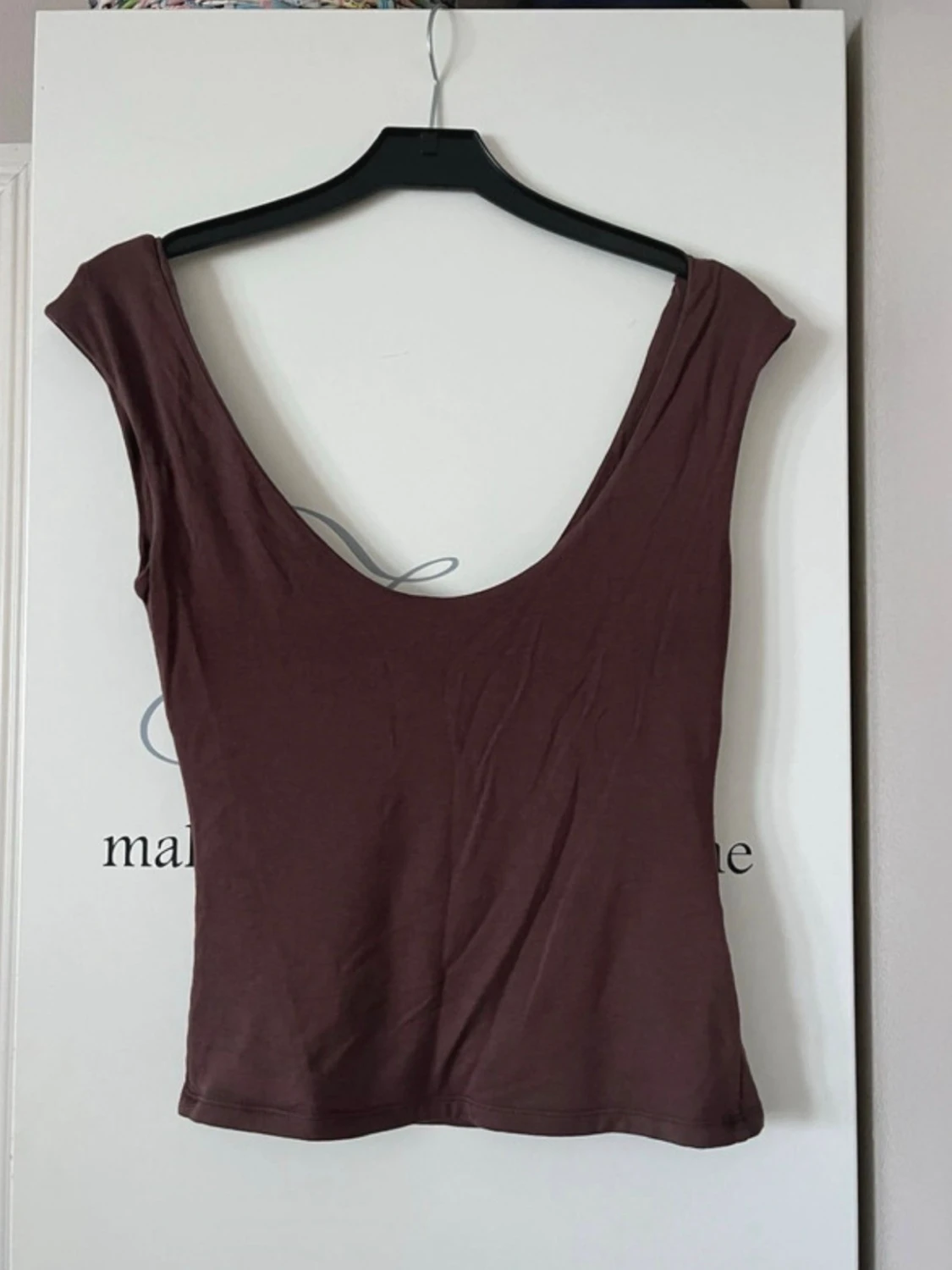 Brun topp med djup urringning - 1