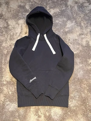 Mörkblå hoodie från Rusemerch  - Säljer en mörkblå hoodie som är i mycket bra skick andvönd fåtal gånger och sitter riktigt bra och är otroligt skön!
