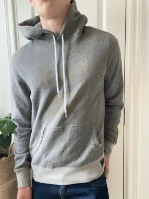 Ralph Lauren unik hoodie  - Ralph Lauren unik hoodie i storlek S, på printern står det R L NYC, väldigt skön passform på modellen som är 180 cm 75 kg och bär storlek S! Inga defekter 🙏