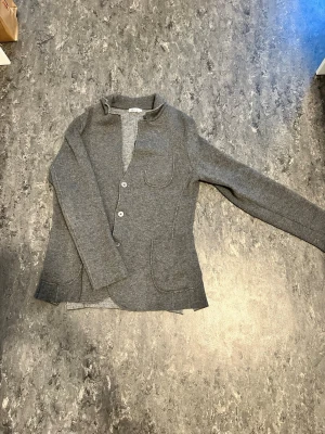 Grå stickad cardigan stenströms - Snygg grå cardigan från märket stenströms gjord delvis i kashmir, står L men passar bra på medium. med lång ärm och tre knappar framtill. Tveka inte på att skriva om ni har några frågor, priset går självklart att diskuteras!