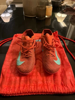 Nike Mercurial röda fotbollsskor - Säljer ett par röda Nike Mercurial fotbollsskor elites använda mycket storlek 40