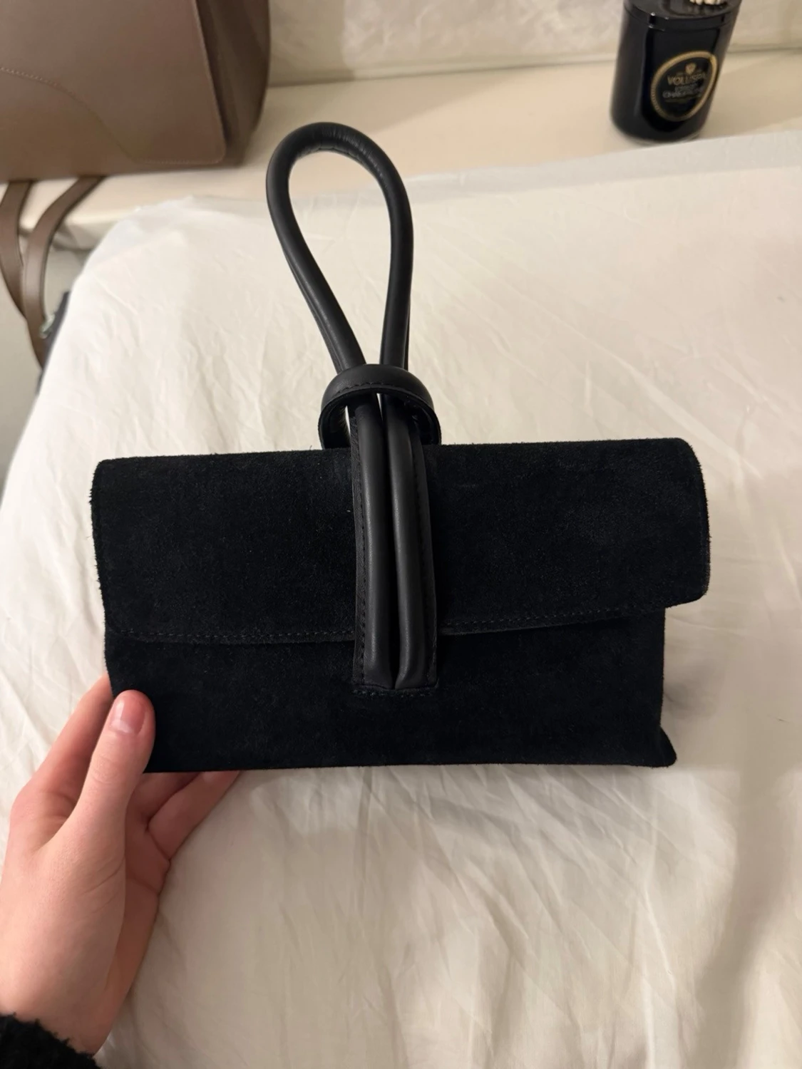 Svart mocka kuvertväska med knutdetalj