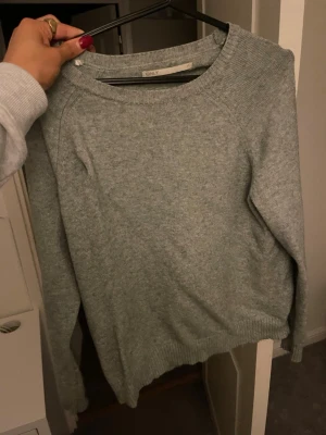 Ljusgrön stickad tröja från ONLY - En basic ljusgrön stickad tröja från ONLY med rund halsringning och långa ärmar. Tröjan har en enkel och stilren design med ribbstickade muddar vid ärmslut och nederkant. Perfekt att matcha med jeans eller kjol.