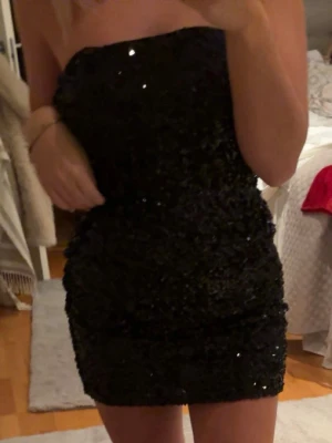 Svart paljett klänning  - Svart paljettklänning i storlek M från Nelly, använd en gång💕💕