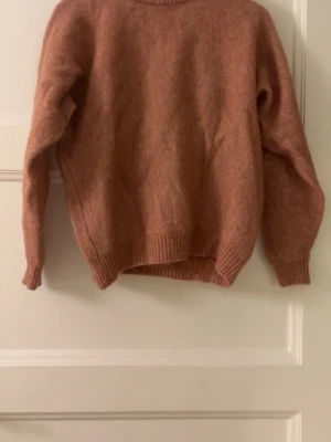 Rosa stickad tröja i ullmix - Mysig stickad tröja i en dov rosa nyans med rund halsringning och ribbade muddar vid ärmslut och nederkant. Perfekt för lager-på-lager och passar till många olika stilar. Bara att fråga om du undrar något eller vill ha fler bilder! Pris kan diskuteras💞