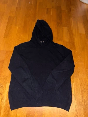 Oscar Jacobsson Hoodie - Skick 6/10, lite nopprig i storlek M men passar runt 165 max 170cm lång skulle jag säga. Snabb affär prioriteras.
