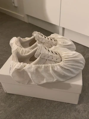 Maison Margiela Paint Splatter - Ett par Mason Margiela Paint Splatter i storlek 43. Allt originaltillbehör medföljer. Om det önskas rengöring så fixas det. Skorna är rätt så använda. Köpta för 3500kr därav priset. Hör gärna av 🫵 vid frågor eller funderingar. Priset är definitivt inte fast så det kan diskuteras🤝 