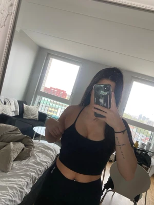 Svart sport topp i strl S - Sport topp i strl S. Säljes pga att den ej kmr till användning längre. Säljes för 80 kr exkl. frakt. Kan fraktas eller mötas upp i Göteborg. Finns på fler sidor!