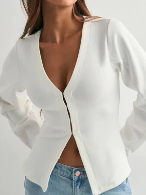 Waist Cardigan Nelly - Säljer en snygg ny vit kofta från Nelly i storlek XXS. Skriv för egna bilder och prisförslag ❣️❣️