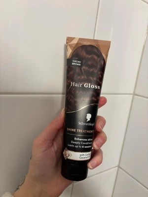 Schwarzkopf Hair Gloss Cacao Brown - Schwarzkopf Hair Gloss Shine Treatment i färgen Cacao Brown. En glansgivande hårbehandling som förstärker glans och ger djupverkande vård. Innehåller kokosolja och räcker upp till 6 tvättar. Helt NY! Köpte idag men kan ej använda pga allergi. Nypris 120kr.