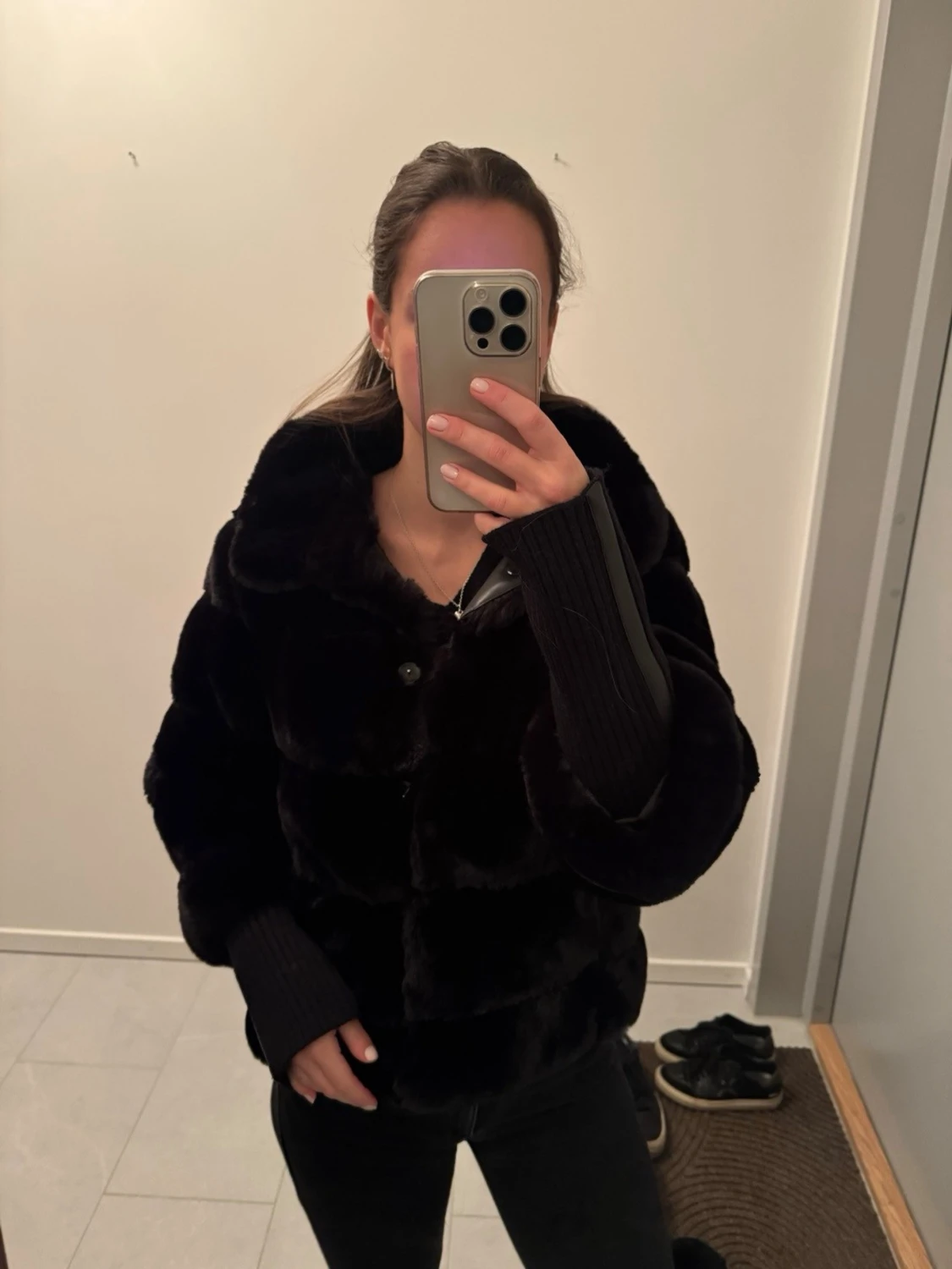 Svart pälsjacka med stora krage - 1