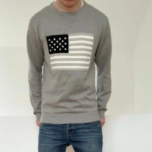 Grå Gant USA tröja  - Säljer en sjukt fet tröja från Gant i färgen grå med USA flaggan. Tröjan är i bra skick då den har varit väl omhändertagen och är i L men sitter mer som M. Hör gärna av er vid frågor elr funderingar!!