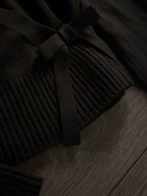 Mörkgrön mysig kofta - Säljer en Mörkgrön kofta från Gina Tricot i storlek 146/152. Använts några gånger och är i helt okej skick. Perfekt kofta nu till våren💕