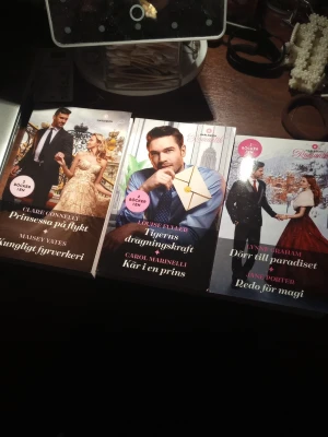 Romantik 2 böcker i en  - Två romantiska berättelser i en bok! Följ med på kungliga äventyr, passion och glamour. Perfekt för dig som älskar romantik, spänning och drömmer om sagolika miljöer. Säljer alla tre för 200kr! Vill man köpa en bok enskilt kan man höra av sig till mig:) Aldrig använda, har inte ens läst böckerna! Bok 1: Prinsessa på flykt / Kungligt fyrverkeri Bok 2: Tigerns dragningskraft / Kär i en prins Bok 3: Dörr till paradiset / Redo för magi