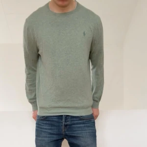 Ralph Lauren tröja - Säljer en sjukt fet tröja från Ralph Lauren i färgen grå. Tröjan är i bra skick då den har varit väl omhändertagen och är i M och sitter även som M. Hör gärna av er vid frågor elr funderingar!!