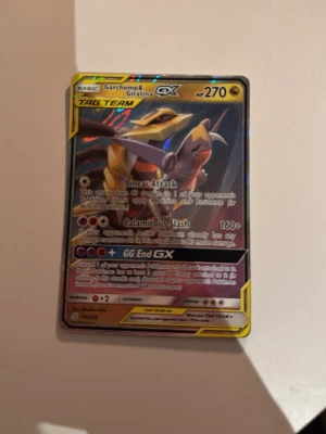 Pokémonkort Garchomp & Giratina GX - Säljer ett Pokémonkort med Garchomp & Giratina GX TAG TEAM. Kortet har holografisk yta och är på engelska. Perfekt för samlare eller Pokémonfans som vill utöka sin samling med ett coolt och kraftfullt kort. (Köpt i butik, så 100% riktig)