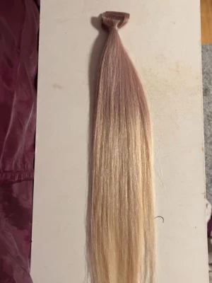 Blond  löshår tape extensions - Säljer nu mitt blonda tapelöshår extensions. Färgen är en snygg balayage med mörkare botten och ljusare längder.                                                  mängd: 50g  längd: 50cm  14 hela pieces och 10 halv klippta pieces för till exempel placering nära ansiktet  Kommer ifrån Delightful hair och är 100% äkta människohår  Använt endast en gång då jag har bytt hårfärg Nypris: 789