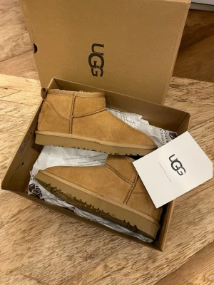Ugg Classic Ultra Mini dam boots | Stl 37 | Chestnut - Ugg Classic Ultra Mini dam boots i färgen ”Chestnut”  Storlek: 37  Varma och mysiga low-cut boots Passar perfekt för varje tillfälle! Skickas inom 24 h!