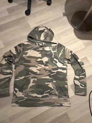 Camo hoodie Hollister - Snygg hoodie i camomönster från Hollister. Väldigt bra skick, storlek M skriv vid funderingar.