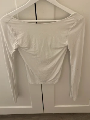  långärmad topp med öppen rygg - Vit långärmad topp med en urringad öppen rygg!! Super snygg till fest och vardag! 