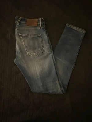 Replay anbass W32 L32 - Säljer ett par riktigt snygga Replay anbass i riktigt bra skick! Pris kan diskuteras vid snabb affär. Hör av dig vid minsta fråga!