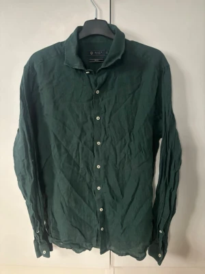 Riley skjorta M - Grön ursnygg populär Riley linne skjorta i M. En otrolig skjorta perfekt nu till våren och sommaren och tveka inte vid minsta eller fundering🤩