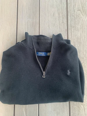 Ralph Lauren  - Hej säljer en snygg tröja från Ralph Lauren. Skick 9/10. Storlek medium. Tröjan är väldigt mörkblå, nästan svart. Hör av dig vid frågor och funderingar 