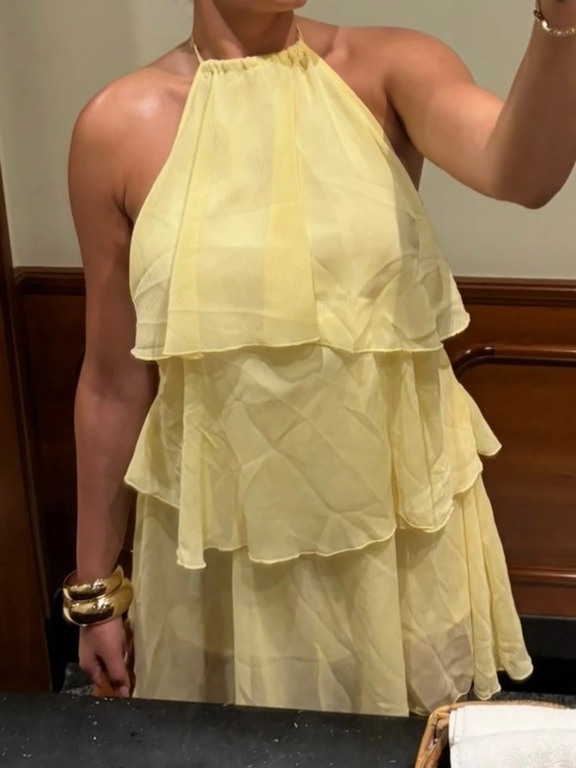 Gul volangklänning med halterneck + öppen rygg - 1