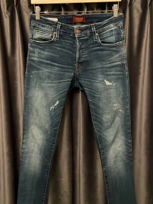 Jack&jones jeans - slim Glenn  - Jack n jones jeans - skick 9/10, mycket fint skick utan defekter! - storlek 29/30, men passar längd 32 oxå - modell: slim glenn - riktigt feta slitningar och fet wash - hör av er vid frågor🙌