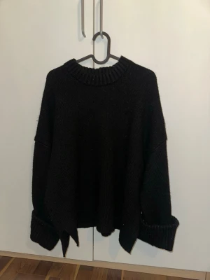 Svart oversized stickad tröja med slits på sidan  - Tröjan är deån Gina tricot, den kommer tyvärr knappt till användning