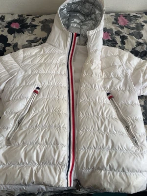 Monclerrrj jacka  - Monclerr jacka storlek 5 använd några gånger samma som ny för bra pris hör av dig äkta utan kvitto tyvär 