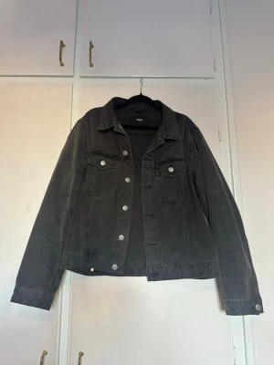 Svart jeansjacka från BikBok - Snygg svart jeansjacka från bikbok med klassisk krage, silverfärgade knappar och två bröstfickor med lock. Storlek M. Kan skickas, skriv för mer information! 😇