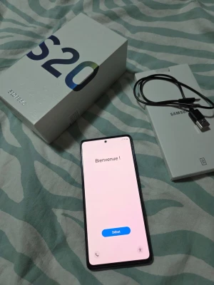 Samsung Galaxy S20 FE 5G blå - Samsung S20 fe 5g Det är skärmskydd på Mobilen samt får du med skal.